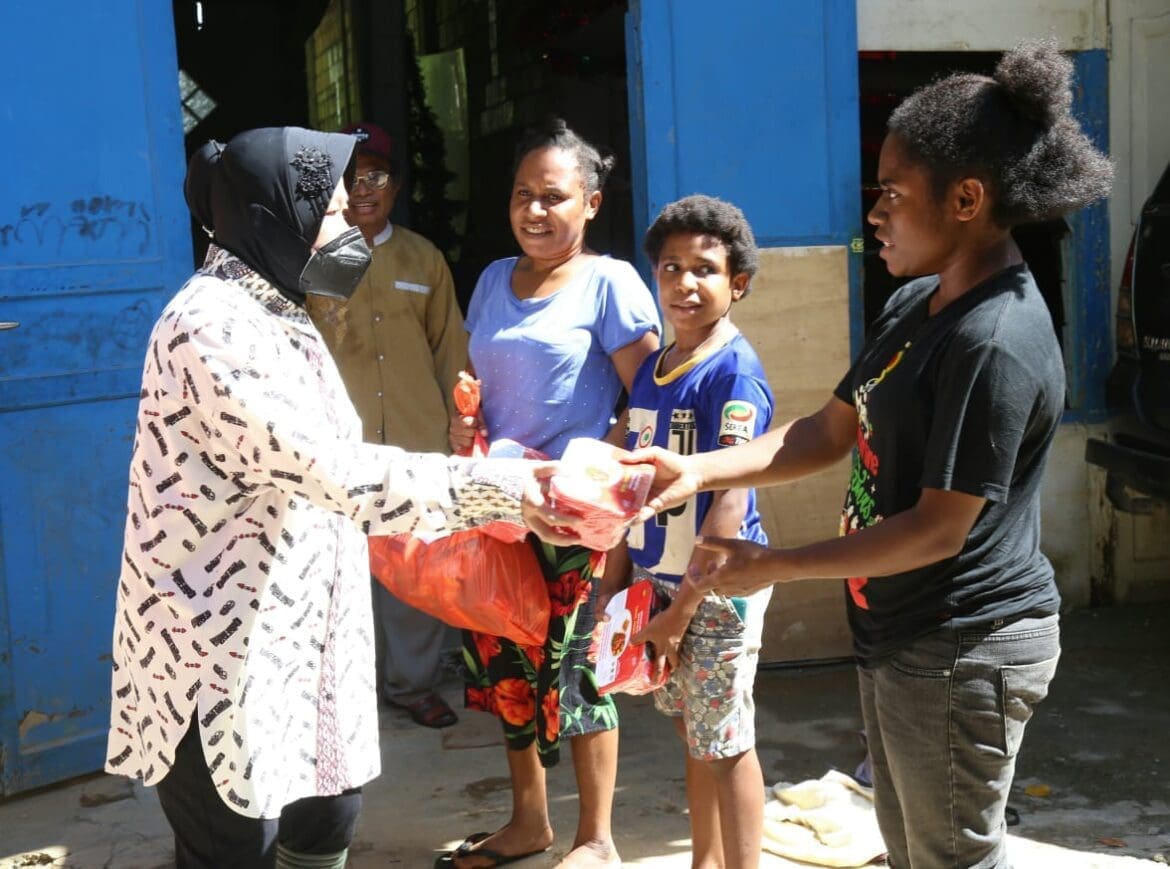 Mensos Terbang ke Papua, Memastikan Warga Terdampak Banjir Bandang Menerima Bantuan