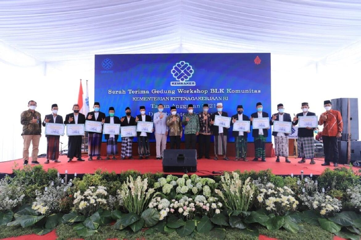 Kemnaker Serahkan Bantuan BLK Komunitas Tahun 2021 kepada 11 Ponpes di Ponorogo