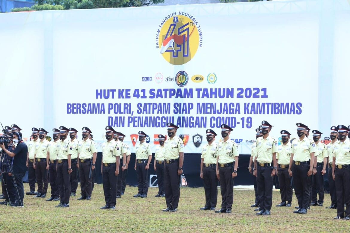 Baharkam Polri Kenalkan Seragam Baru Satpam di Lapangan Bhayangkara