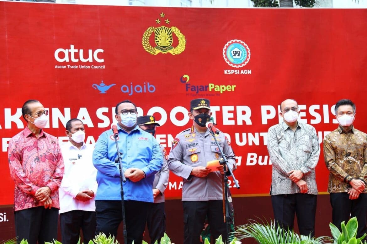 Tinjau Vaksinasi Booster, Kapolri Tekankan Buruh Sehat Hadapi Omicron