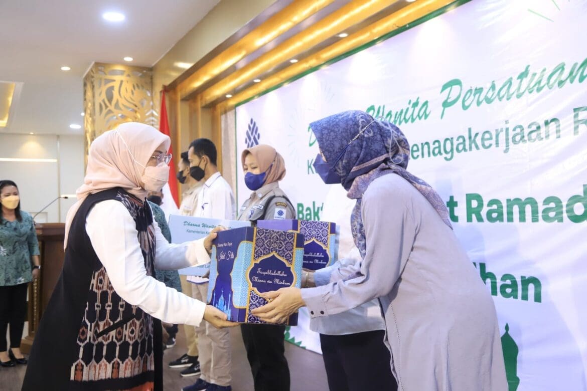 Gelar Bakti Sosial, Kemnaker Bagikan Ratusan Paket Lebaran