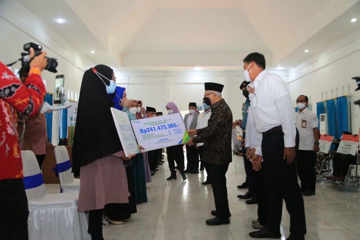 Disaksikan Menaker, Wapres Serahkan Santunan Akibat Kecelakan Kerja