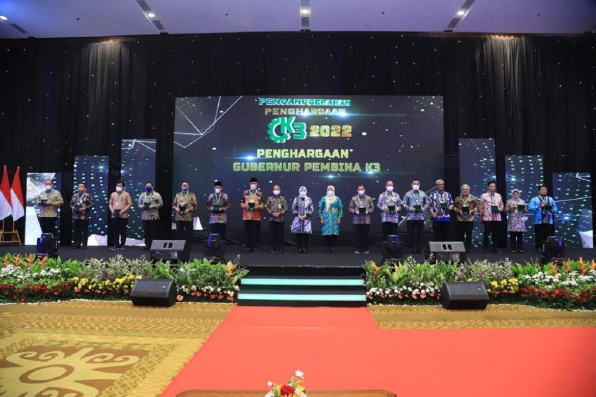 Menaker Anugerahi 15 Gubernur Sebagai Pembina K3 Terbaik