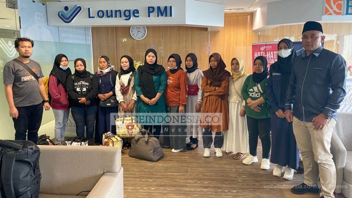 Serah terima 10 TKW di Lounge PMI Terminal 3 Bandara Soekarno-hatta ke Polresta Bandara Soekarno–Hatta (VOICEIndonesia.co/Istimewa)