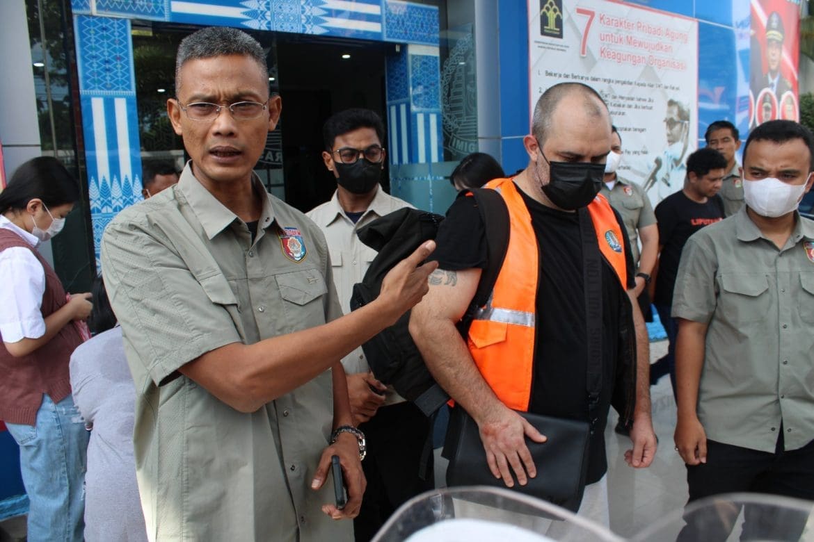 JWH berhasil ditemukan oleh petugas dari Seksi Inteldakim Kantor Imigrasi Kelas I TPI Mataram Kamis (18/05) ( Foto : VOICEIndonesia.co/zin)