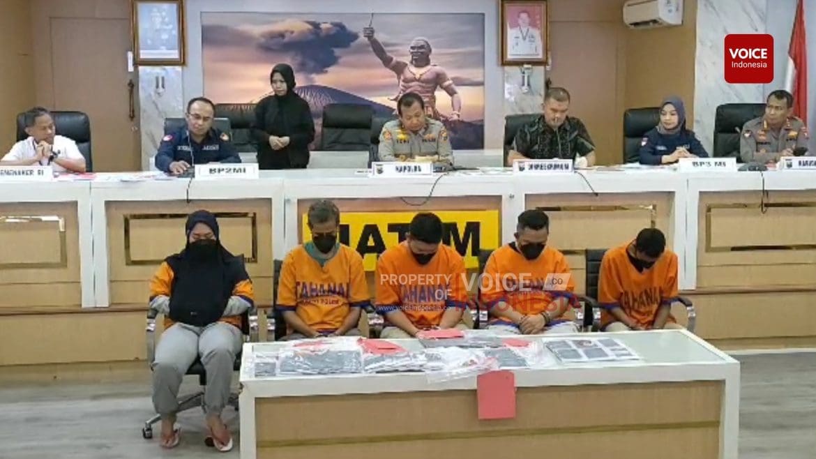 Foto : Tersangka saat diamankan di Mapolda Jatim ( VOICEIndonesia.co/joe)