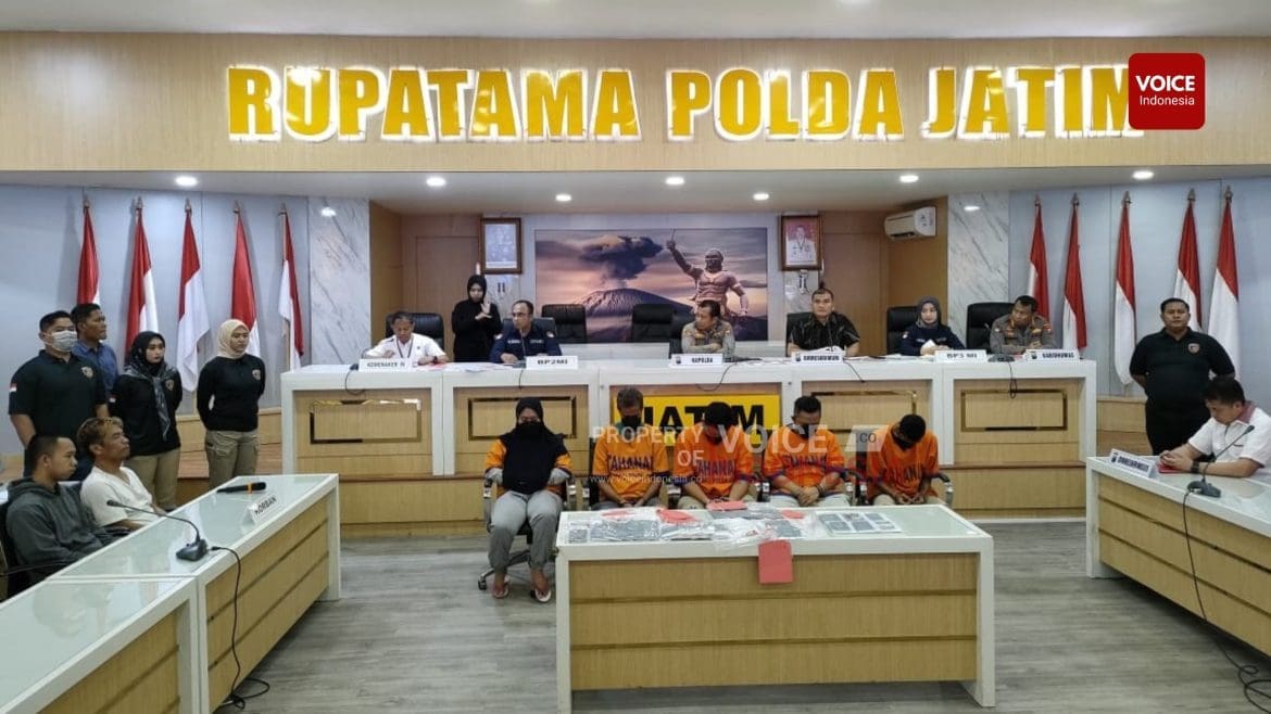 Foto : lima orang tersangka, berhasil ditangkap dan dilakukan penahanan di Gedung Dittahti Polda Jatim (VOICEIndonesia.co/joe)