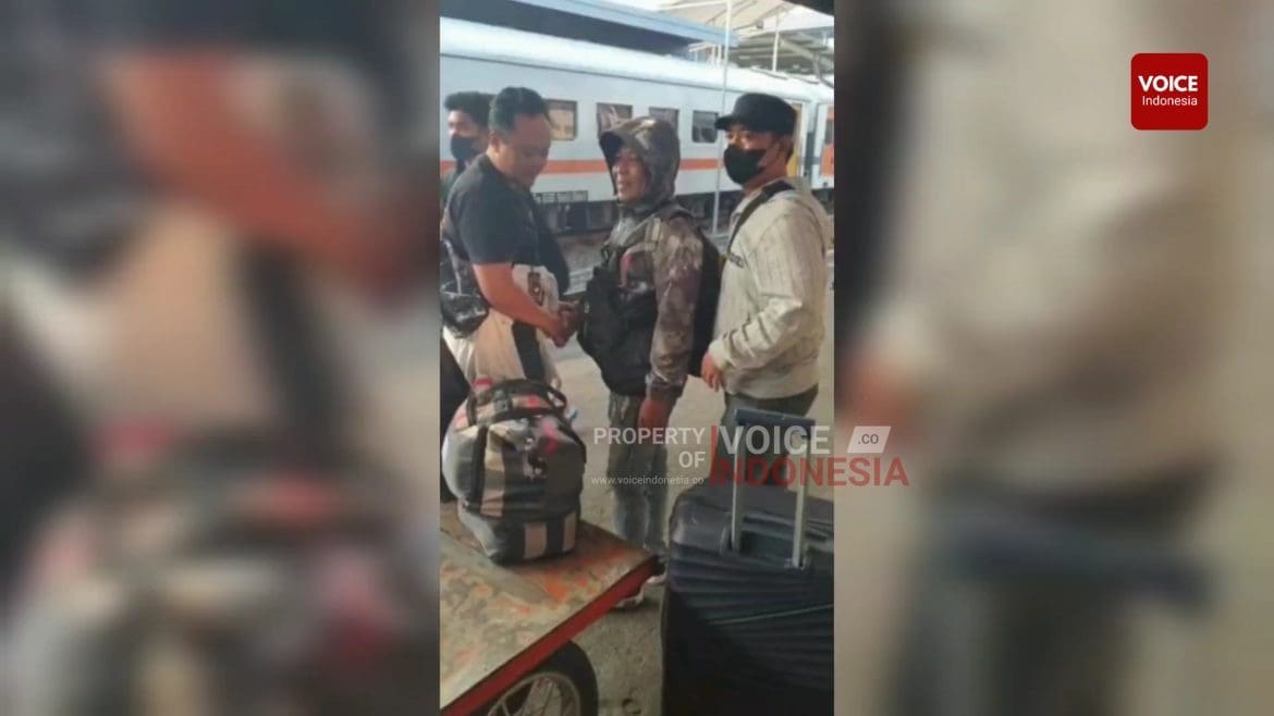 Polrestabes Surabaya meringkus seorang kurir narkoba jenis sabu-sabu dan pil ekstasi di Malang, Jawa Timur.