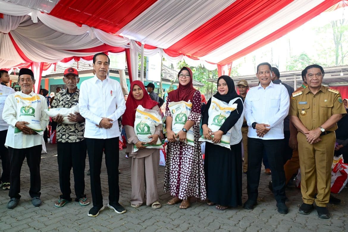 Presiden Langsung Serahkan Bantuan BULOG