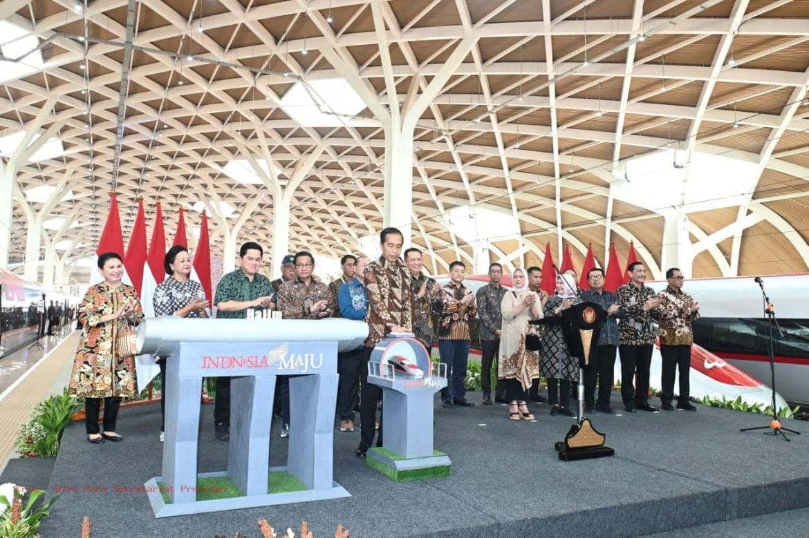 Presiden Jokowi Resmikan WHOOSH, Kereta Cepat Pertama di Indonesia