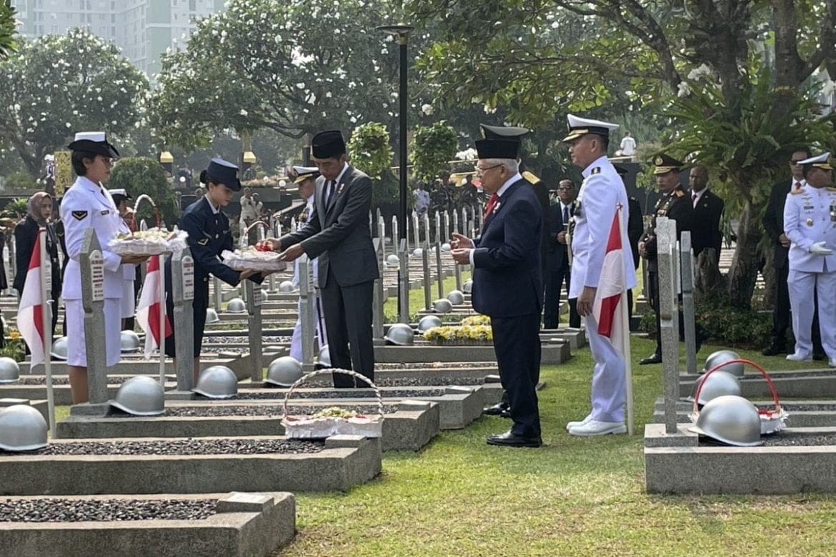 Presiden Jokowi Pimpin Upacara Hari Pahlawan di Kalibata