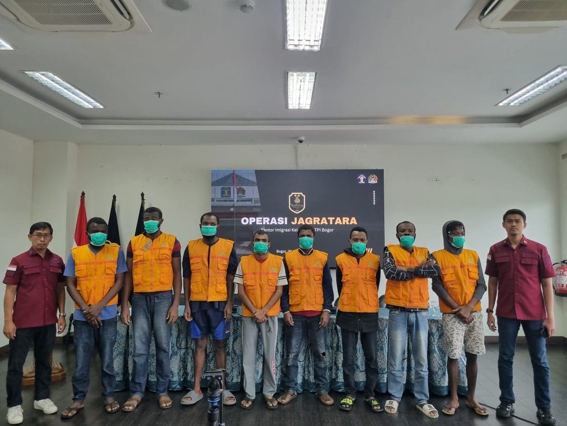 Foto : 8 (delapan) orang warga negara asing (WNA) dengan dugaan melakukan pelanggaran keimigrasian.( dok.Imigrasi Bogor)