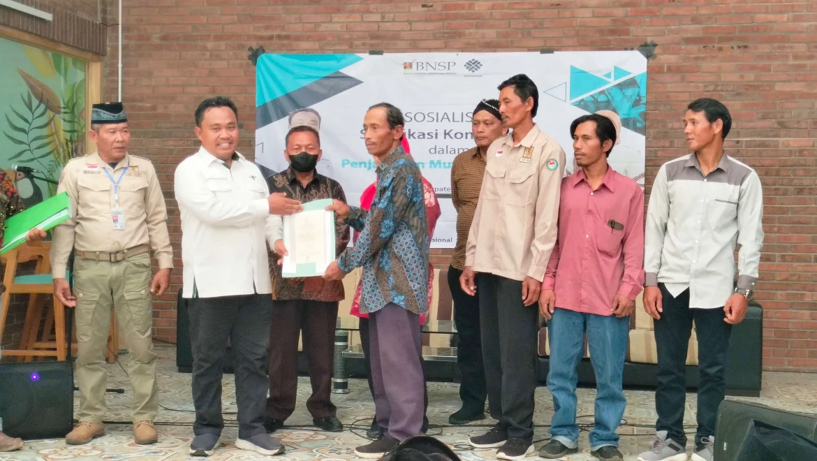 Kemnaker Serahkan Sertifikat Kompetensi 80 Pekerja Konstruksi KITB
