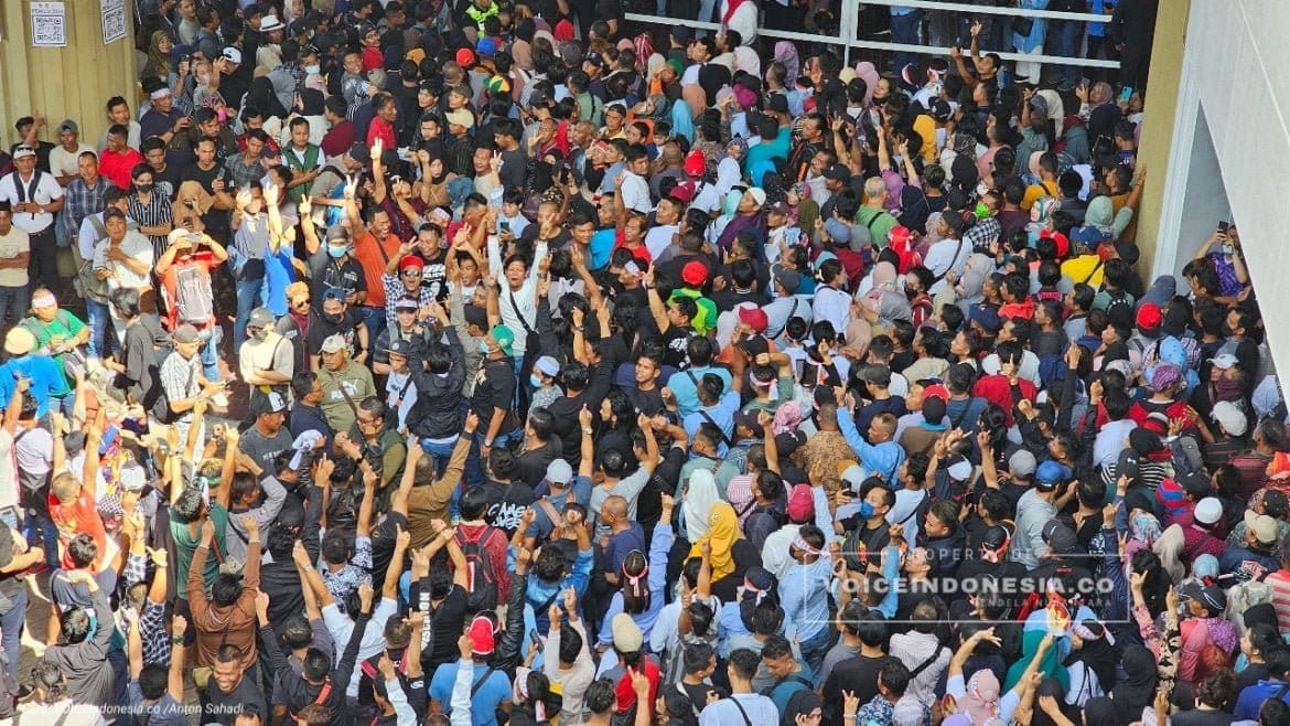 Foto : Ribuan WNI berdatangan di Gedung World Trade Centre (WTC), Kuala Lumpur untuk menyoblos kertas suara ( VOICEIndonesia.co/as)