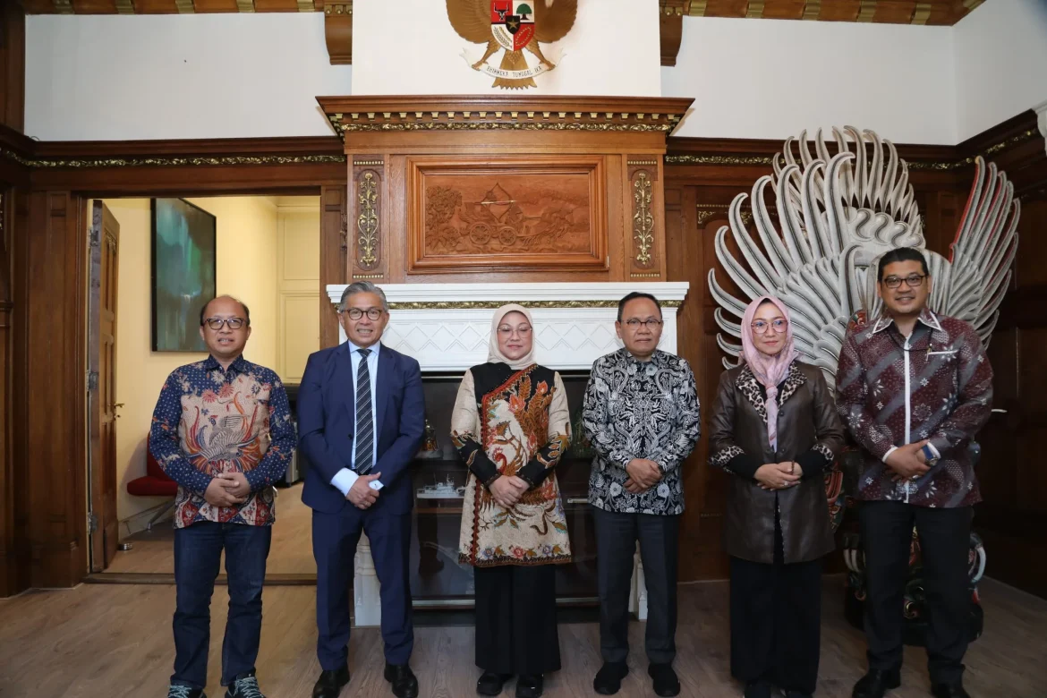 Menaker Bertemu Dubes RI di Belanda, Bahas Peluang Kerja bagi Tenaga Kerja Indonesia