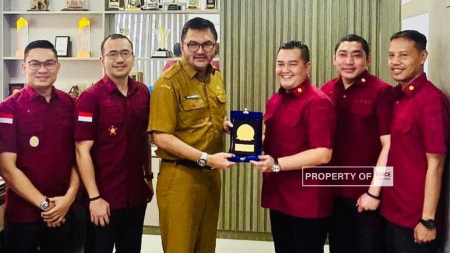 Kakanim Bekasi Kunjungi Pemkot Bekasi, Bahas Peningkatan Pelayanan Paspor 6 Foto : Kepala Kantor Imigrasi Kelas I Bekasi Uckhy Adhitya berkunjung ke Dinas Penanaman Modal dan Pelayanan Terpadu Satu Pintu (DPMPTSP) Kota Bekasi pada Selasa (09/07/2024) ( dok.VOICEIndonesia.co)