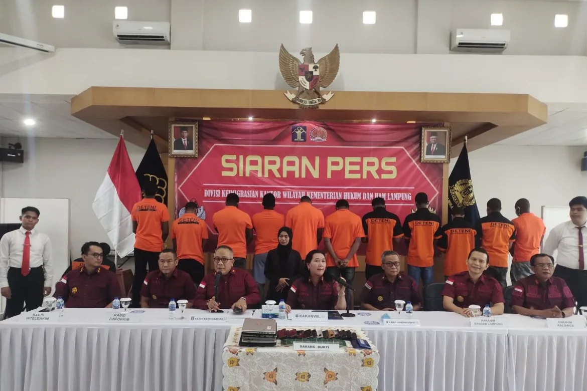Kemenkumham Bandar lampung amankan 12 WNA terkait izin tinggal