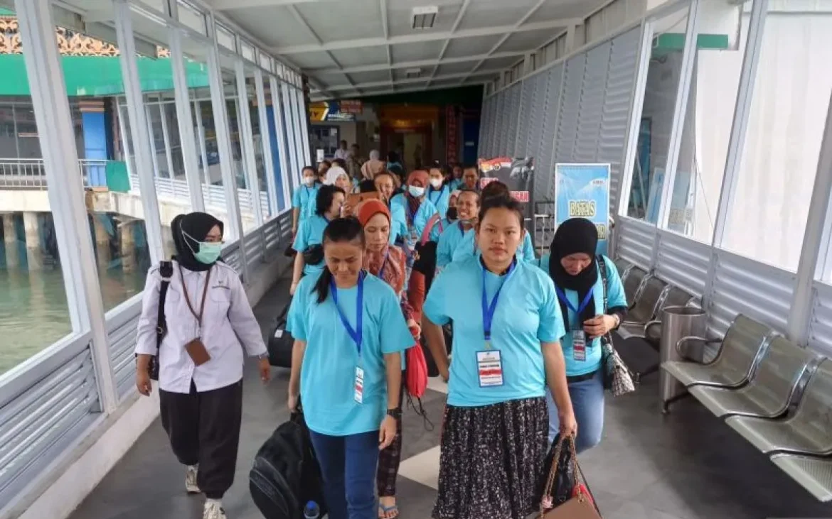 BP3MI dampingi pemulangan 105 PMI melalui Pelabuhan SBP Tanjung pinang