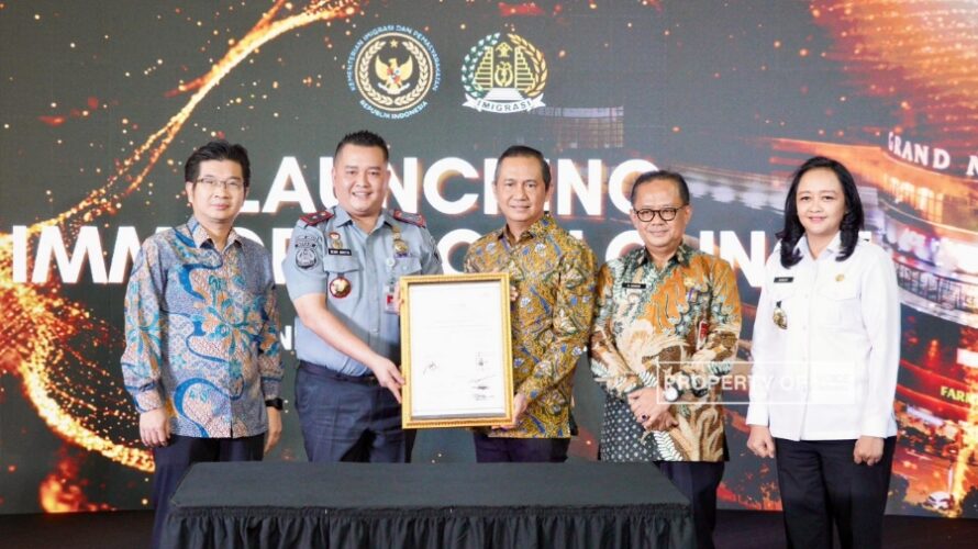 Pertama di Jawa Barat, Immigration Lounge di Grand Metropolitan Mall Bekasi 6 Foto :Kepala Kantor Imigrasi Bekasi Uckhy Adhitya Bersama kedua dari kiri (dok.old.voiceindonesia.co)