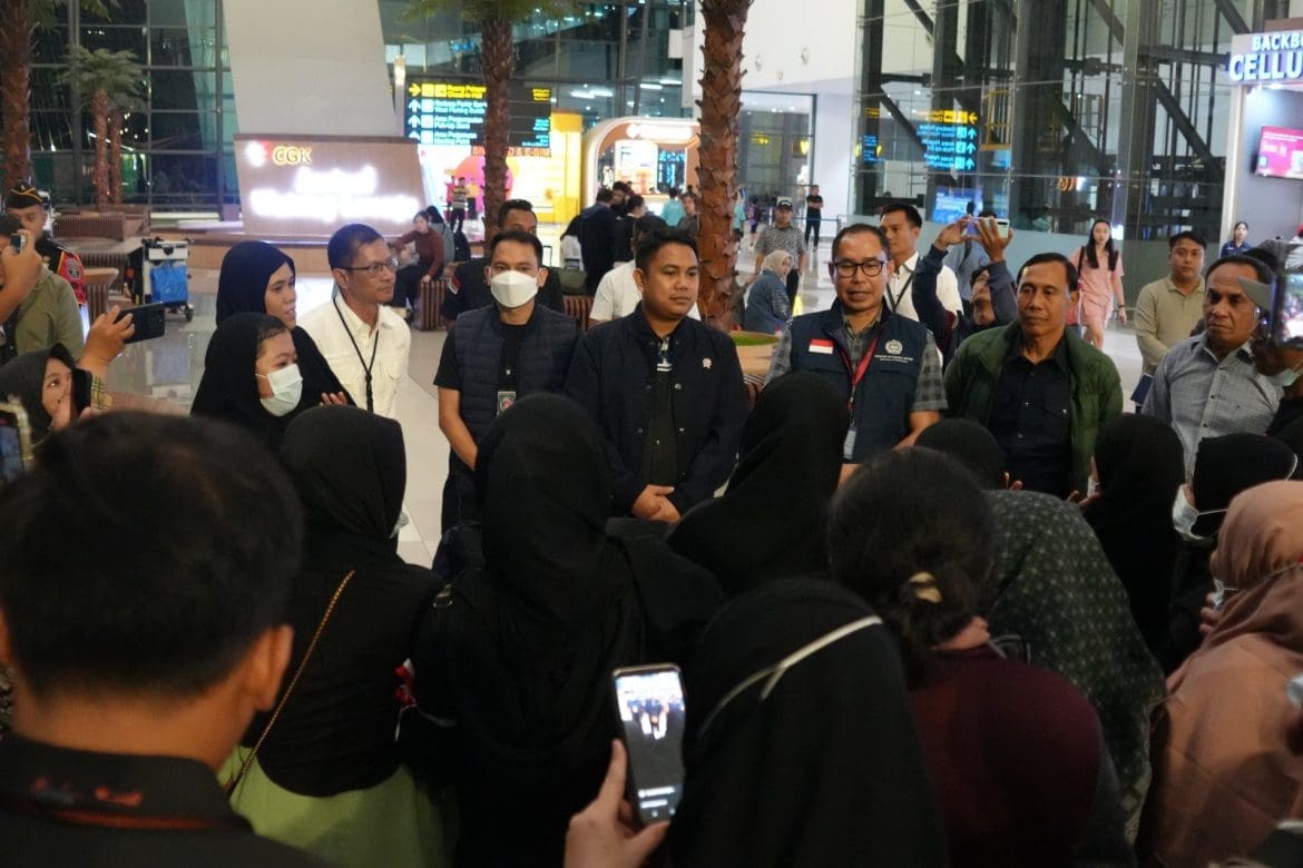Wamen P2MI Jemput 211 PMI dari Arab Saudi di Bandara Soekarno-Hatta