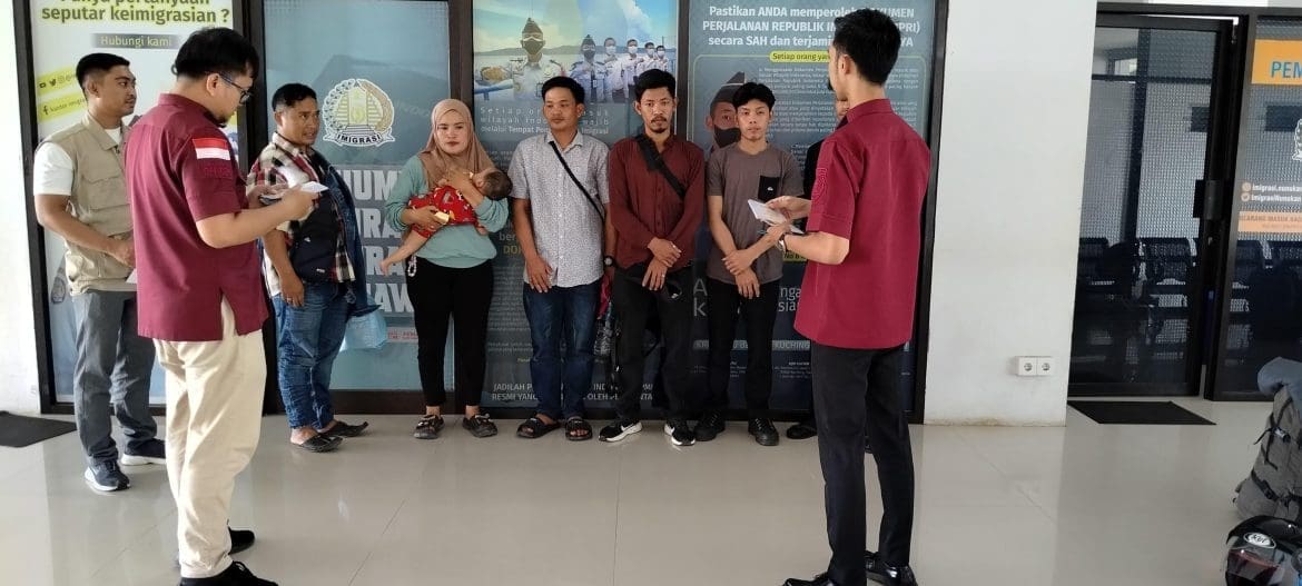 Petugas Imigrasi Tunda Keberangkatan 8 Calon Penumpang Non Prosedural 
