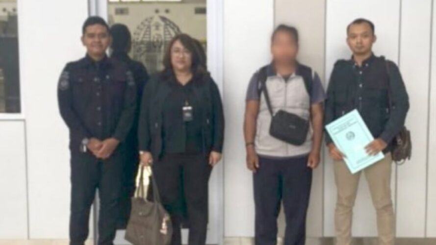 Foto : Kantor Imigrasi Kelas I TPI Tanjung Perak deportasi terhadap seorang warga negara asing asal Malaysia (dok.old.voiceindonesia.co)