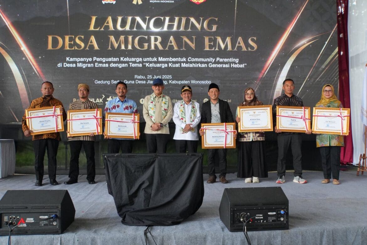 Menteri Pelindungan Pekerja Migran Indonesia (P2MI), Abdul Kadir Karding, meresmikan tiga desa sebagai 'Desa Migran Emas' di Kabupaten Wonosobo, Jawa Tengah Selasa (25/6/2025).