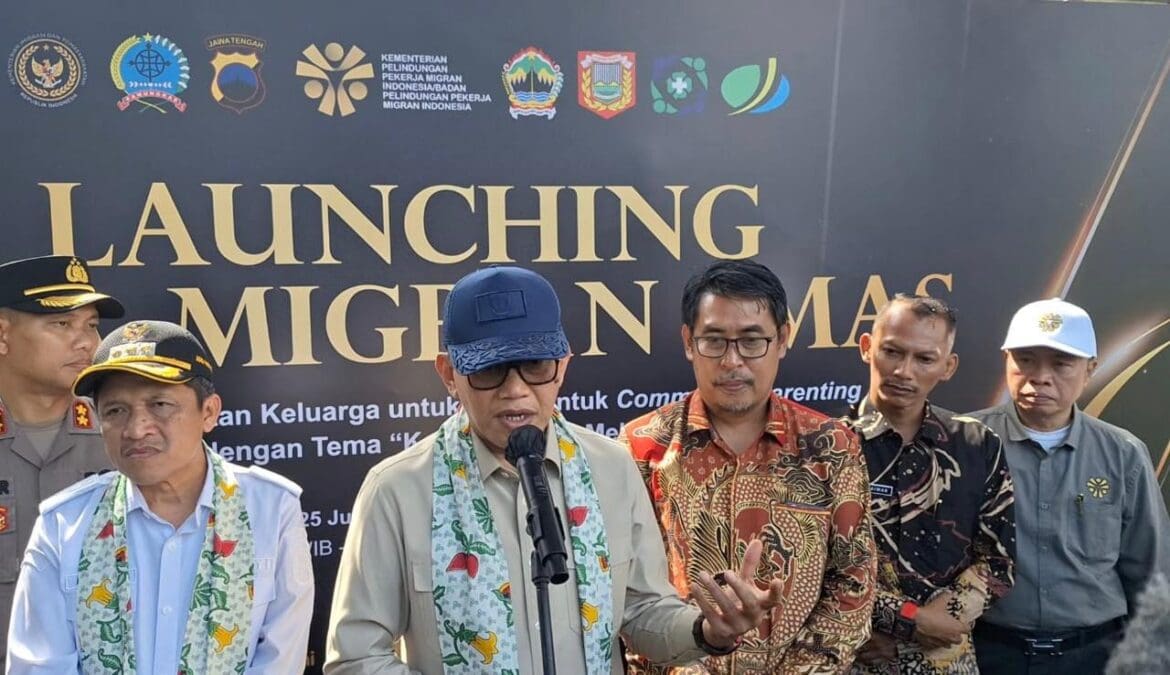 Menteri P2MI, Abdul Kadir Karding saat menyampaikan keterangan pers usai meresmikan Desa Migran Emas di Kabupaten Wonosobo, Jawa Tengah, Rabu (25/6/2025).