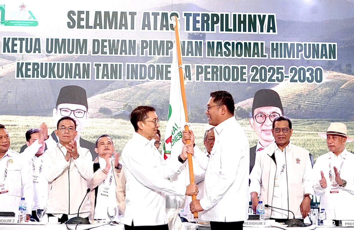 Penyerahan pataka HKTI dari Ketua Umum DPN HKTI, Fadli Zon kepada Ketua Umum DPN HKTI terpilih, Sudaryono di Auditorium Kementerian Pertanian, Jakarta, Rabu (25/6/2025).