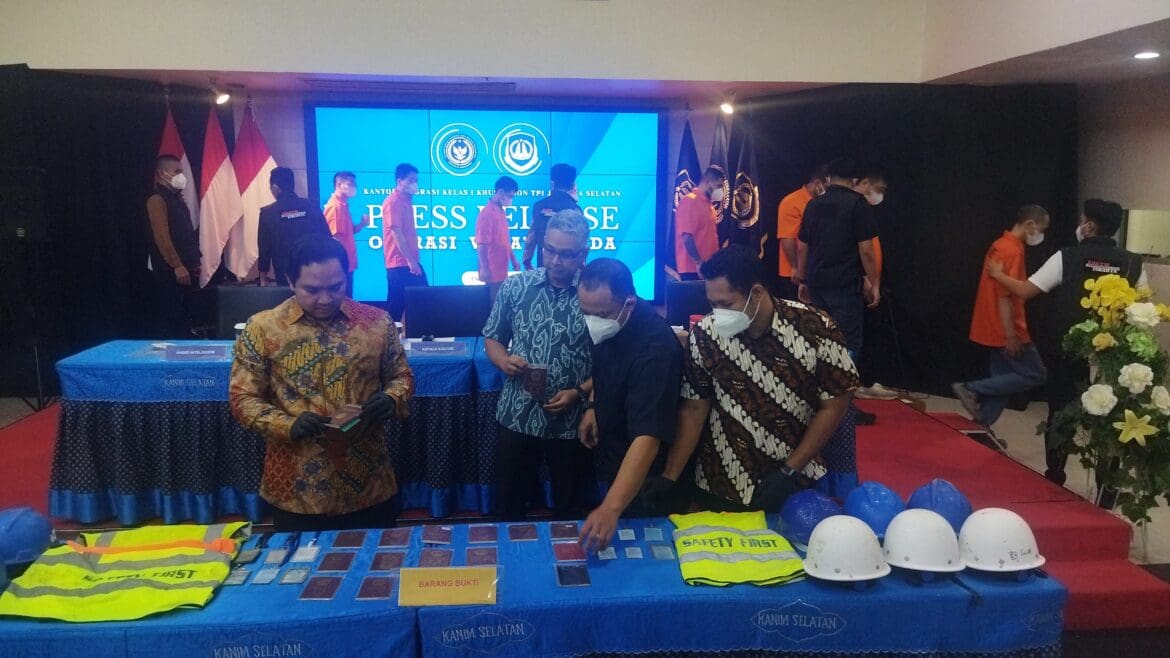 Kepala Kantor Imigrasi (KaKanim) Jakarta Selatan, Bugie Kurniawan dalam konferensi pers terkait 24 WNA yang diamankan dalam Operasi Wira Waspada di Kantornya, Jum'at (18/7/2025).