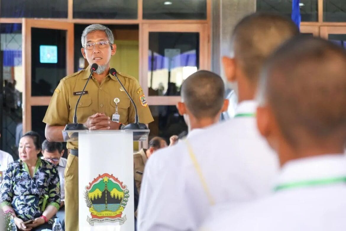 Kepala Dinas Tenaga Kerja dan Transmigrasi (Disnakertrans) Jateng, Ahmad Aziz saat memberikan sambutan dalam program magang ke Jepang yang digelar Pemerintah Provinsi Jawa Tengah, mulai Senin (21/7/2025).