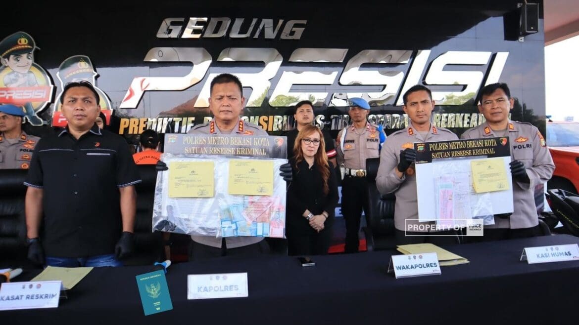 Foto :Kepolisian Resor Metro Bekasi Kota mengungkap kasus penipuan berkedok jual beli rumah kontrakan yang terjadi di wilayah Jakasampurna pada Jumat (26/7/2025) (dok.old.voiceindonesia.co/afifah)