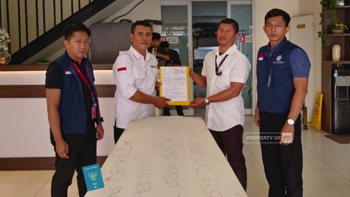Foto : Serah terima jenazah, KP2MI, Kemlu ke Pak Hendra Disnaker Cirebon (dok.old.voiceindonesia.co)