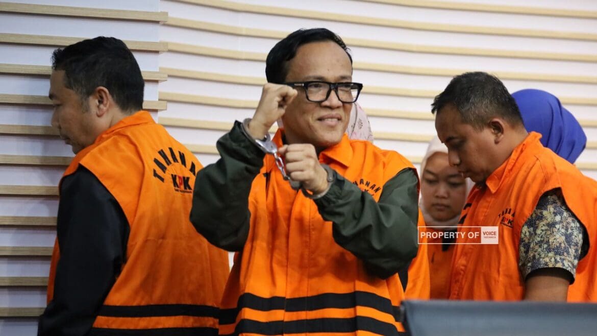 Foto : Wakil Menteri Ketenagakerjaan Immanuel Ebenezer Gerungan tersenyum saat berjalan keluar meninggalkan Ruangan Konferesn Pers di gedung KPK setelah ditetapkan sebagai salah satu tersangka kasus dugaan pemerasan terkait pengurusan sertifikat keselamatan dan kesehatan kerja (K3) di lingkungan Kementerian Ketenagakerjaan, di Gedung Merah Putih KPK, Jakarta, Jumat (22/8/2025).(dok.old.voiceindonesia.co/Anton Sahadi)