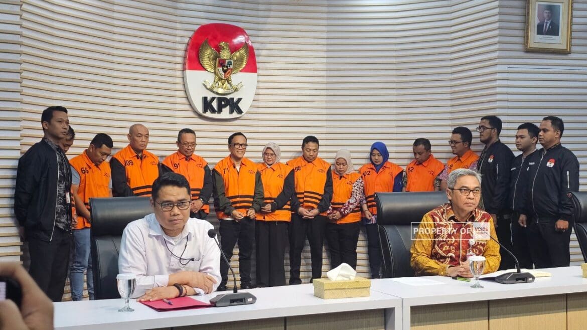 Foto:Wakil Menteri Ketenagakerjaan (Wamenaker) Immanuel Ebenezer alias Noel (ke enam dari kanan)mengenakan rompi tahanan KPK di Gedung Merah Putih, Jakarta, Jumat (22/8/2025).(Voiceindoneia.co/Anton Sahadi)
