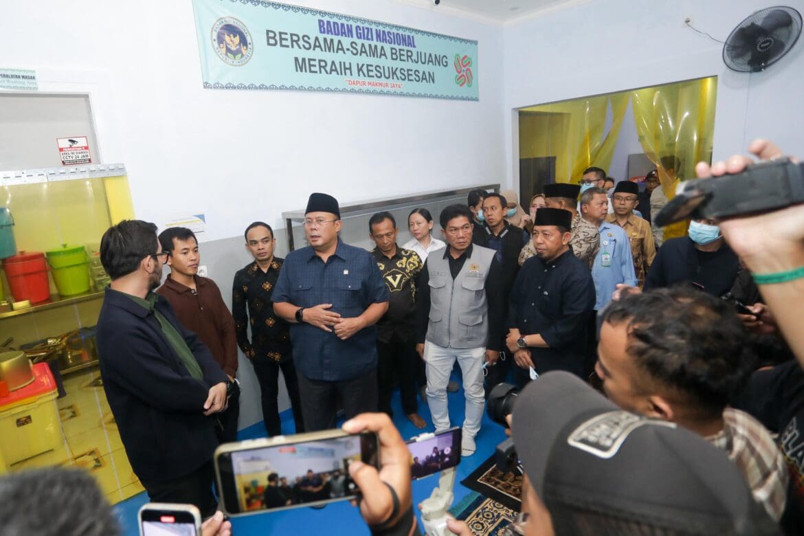 Wakil Ketua DPR RI, Cucun Ahmad Syamsurijal saat meninjau salah satu SPPG di Kabupaten Bandung, Jawa Barat. Foto: Istimewa