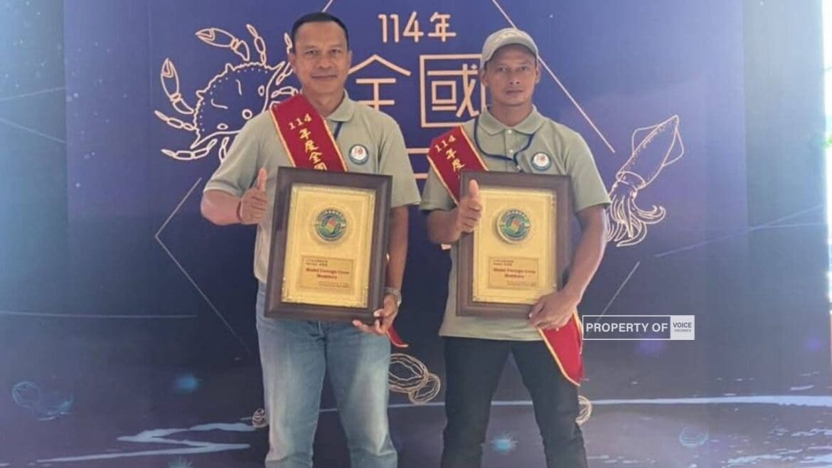Foto : Dua Anak Buah Kapal (ABK) asal Indonesia, Cakida (A-Long) dan Solihun,meraih penghargaan Model Migrant Fisher Award dalam rangkaian acara National Fishermen’s Day ke-114 di Taiwan, pada Jumat (12/9/2025). (dok.old.voiceindonesia.co/KDEI Taipei)