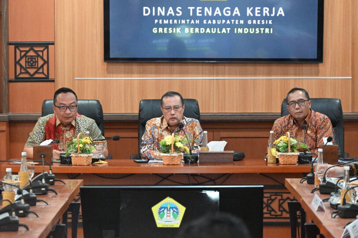 Wakil Ketua Komisi IX DPR RI, Yahya Zaini bersama Wakil Bupati Gresik, Asluchul Alif. Foto: dpr.go.id