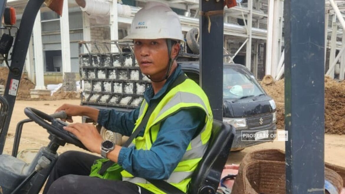 Foto : diduga Salah satu Warga Negara Asing (WNA) yang bekerja tidak sesuai jabatan dan kompetensinya (dok.VOICEIndonesia.co/ist)