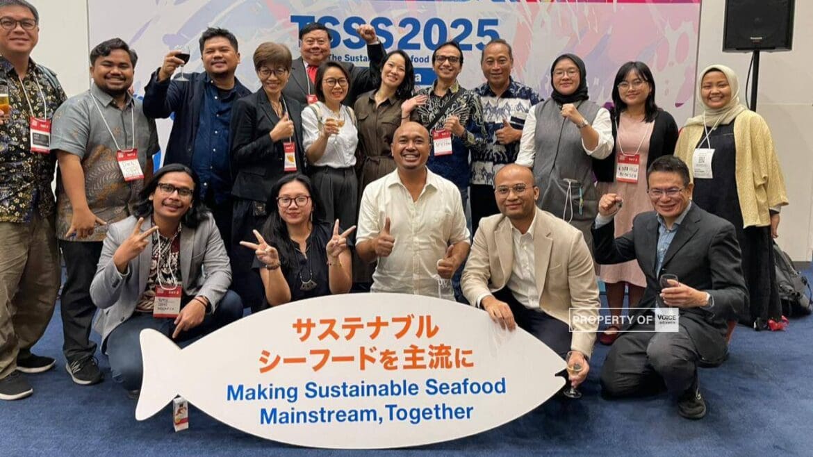 Foto : Ketua Umum Serikat Pekerja Perikanan Indonesia (SPPI) Ilyas Pangestu (keempat dari kanan barisan kedua) hadiri pertemuan The Sustainable Seafood Summit 2025 yang berlangsung di Grand Cube, Osaka, Jepang, pada 1–2 Oktober 2025.(dok.Voiceindonesia.co)