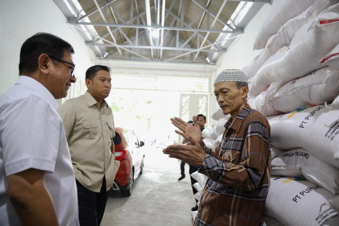 Wakil Menteri Pertanian (Wamentan), Sudaryono saat melakukan sidak ke salah satu kios pupuk di Desa Pagentan, Kecamatan Singosari, Kabupaten Malang, Jawa Timur, Sabtu (22/11/2025). Foto: Istimewa/VOICEINDONESIA.CO