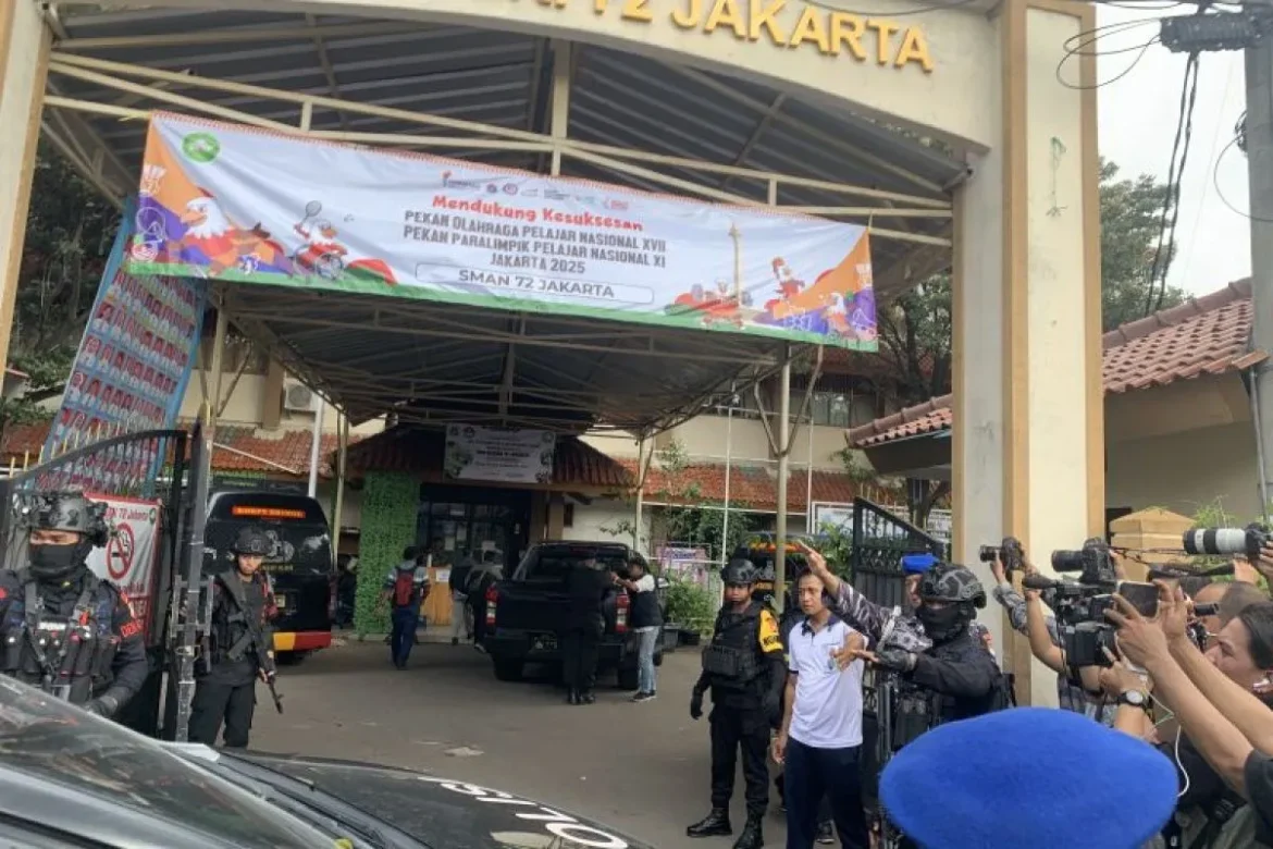 Suasana di depan SMAN 72 Jakarta pasca ledakan pada Jumat (7/11/2025). Foto: Antara