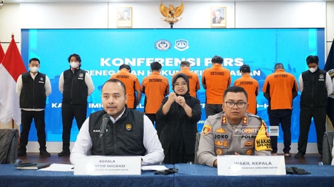 Foto : Kepala Kantor Imigrasi Kelas I Khusus TPI Soekarno-Hatta, Galih P. Kartika Perdhana (kiri) (dok.Voiceindonesia.co/Imigrasi Soetta)