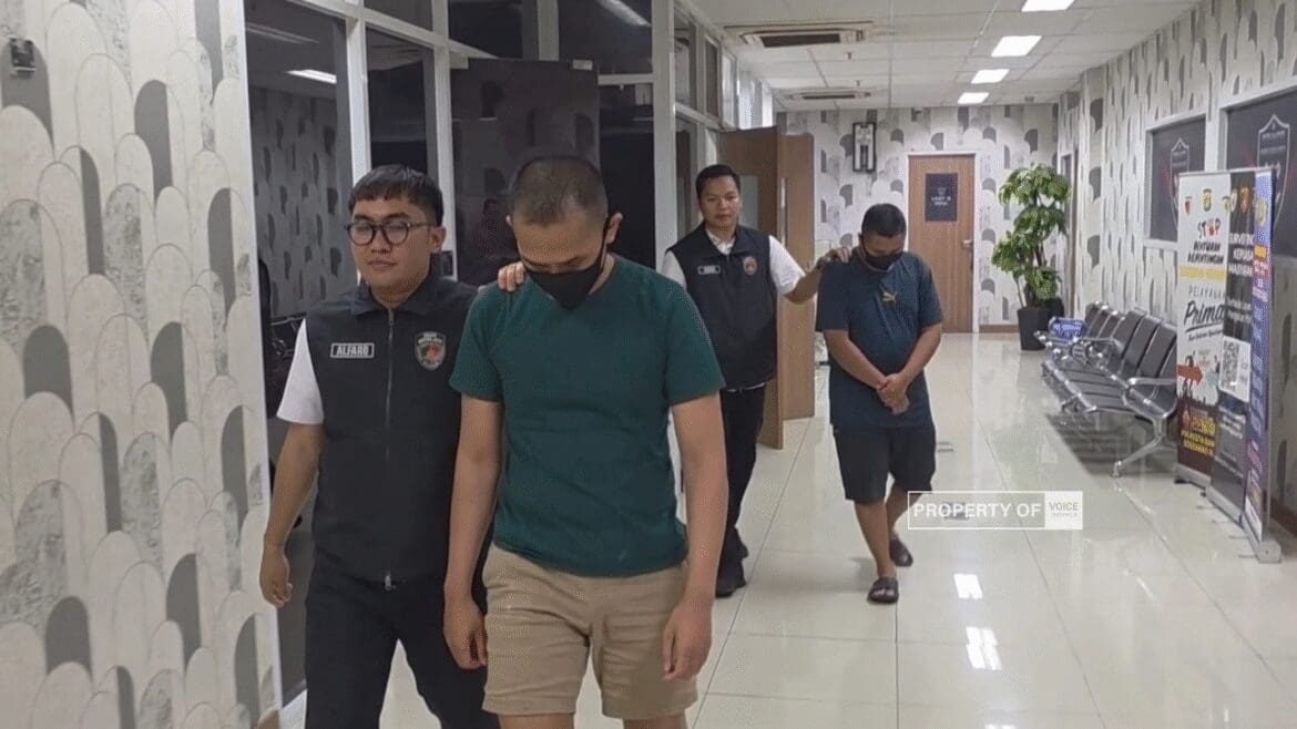 Foto : Petugas dari Polresta Bandara Soetta menggiring pelaku pemalsuan Electronic Pekerja Migran Indonesia (E-PMI) atau Kartu Tenaga Kerja Luar Negeri (KTKLN) (dok.Voiceindonesia.co/polres soetta)