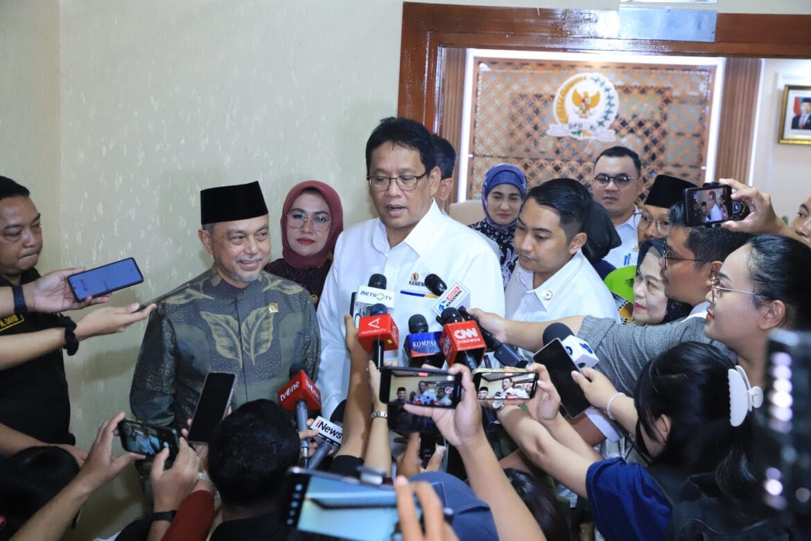 Menteri Keuangan (Menkeu), Purbaya Yudhi Sadewa bersama Wakil Ketua DPD RI, Tamsil Linrung usai menghadiri Rapat Kerja di kantor DPD RI, Jakarta, Senin (3/11/2025). Foto: Istimewa/VOICEINDONESIA.CO