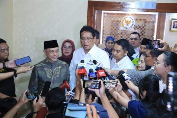 Menteri Keuangan (Menkeu), Purbaya Yudhi Sadewa bersama Wakil Ketua DPD RI, Tamsil Linrung usai menghadiri Rapat Kerja di kantor DPD RI, Jakarta, Senin (3/11/2025). Foto: Istimewa/VOICEINDONESIA.CO