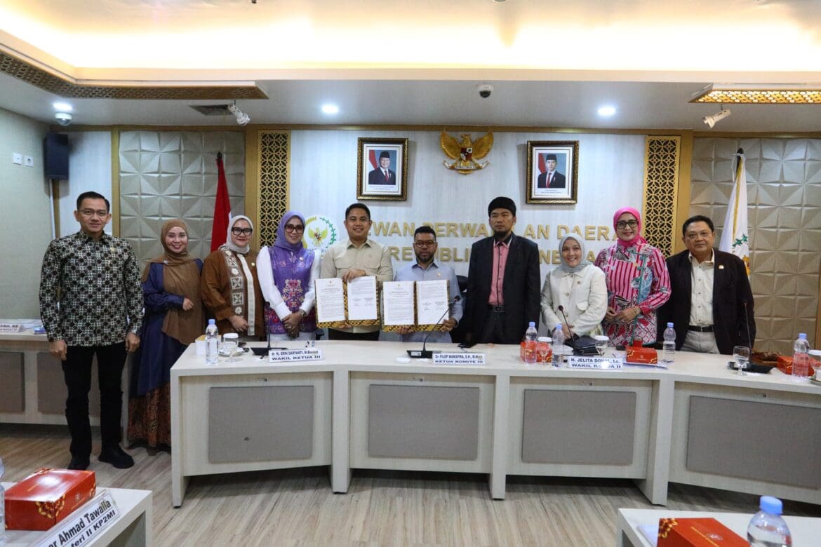 Rapat Kerja DPD RI bersama Kementerian Pelindungan Pekerja Migran Indonesia (P2MI) di Senayan, Jakarta, Selasa (4/11/2025). Foto: Istimewa/VOICEINDONESIA.CO