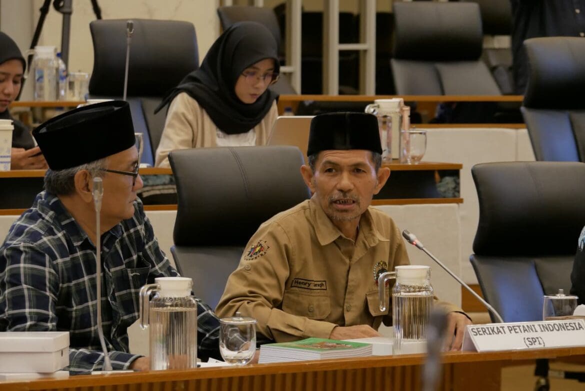 Ketua Umum Serikat Petani Indonesia (SPI), Henry Saragih saat Rapat Dengar Pendapat Umum (RDPU) Komisi IV DPR RI, Jakarta, Senin (17/11/2025). Foto: Istimewa/VOICEINDONESIA.CO