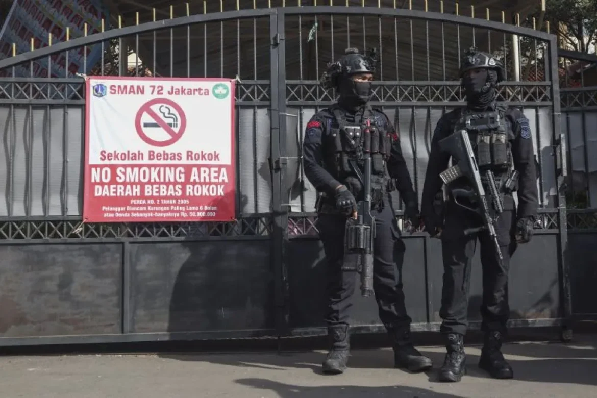 Dua anggota Brimob Polri berjaga pascaledakan di SMAN 72 Jakarta pada Jumat (7/11/2025) lalu. Foto: Antara