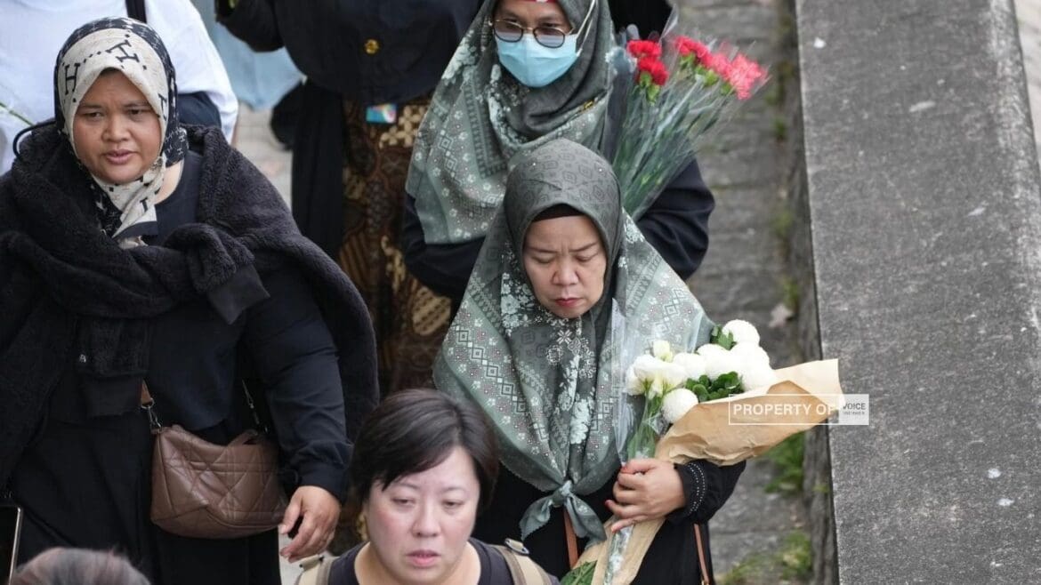 Foto : Para Pekerj Migra Inoneia (PMI) dan Warga Negara Hong Kog yang turun ke Jaln memberi simpati lewat karangan bunga, sumbangan uang, dan makanan untuk korban musibah di Wang Fuk Court, Tai Po (dok.Voiceindonesia.co/Koresponden Hong Kong)